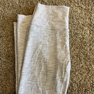 Women’s Lululemon Wunder Under legging length 28”